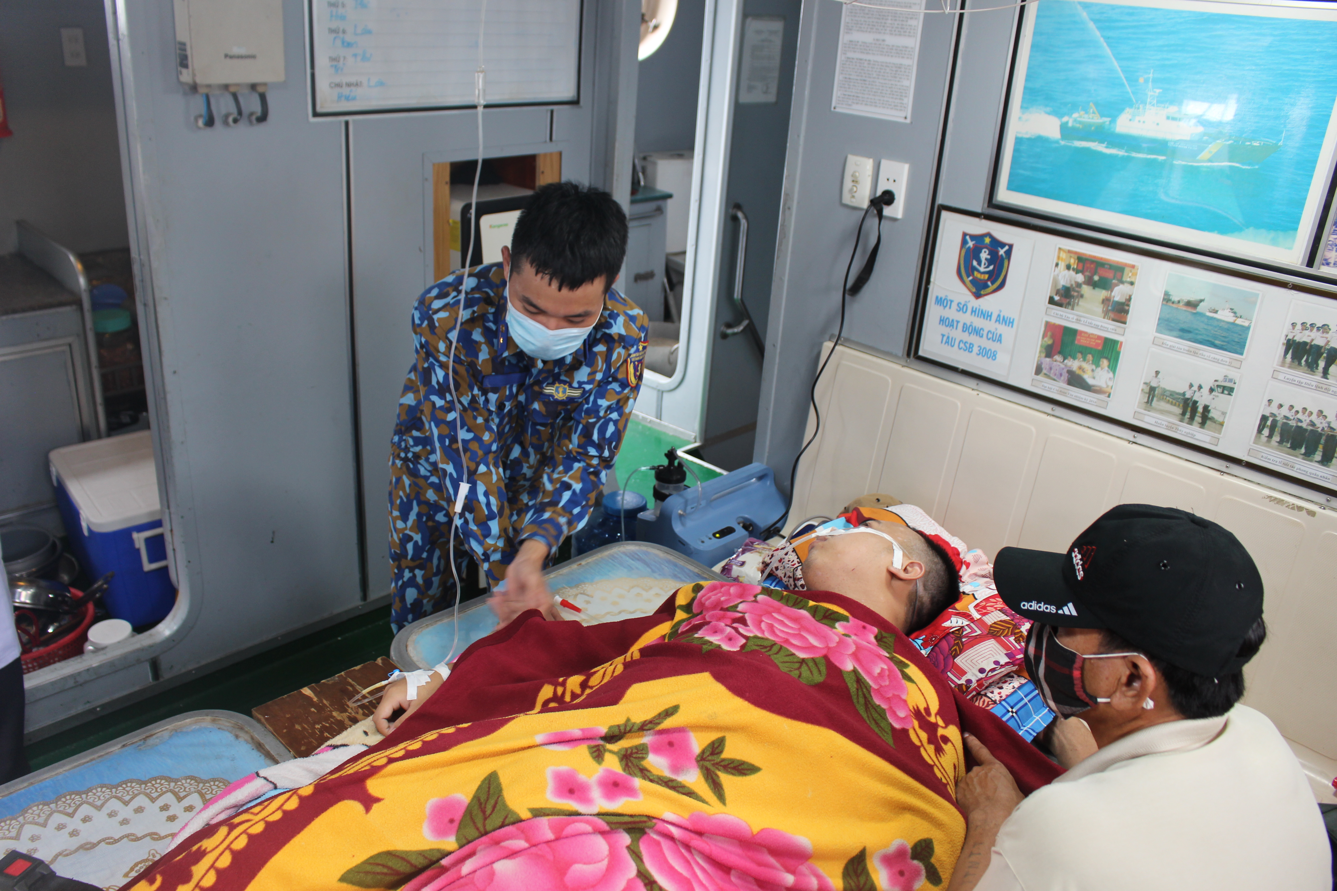 Bộ tư lệnh Vùng Cảnh sát biển 4 cấp cứu dân quân trên Đảo Thổ Châu